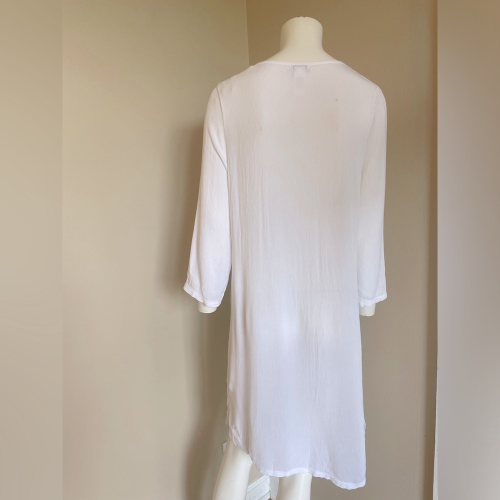 Crown & Ivy White 3/4 Sleeve Blue Embroidered Neck Detail Swimsuit Cover Size M - Picture 6 of 7